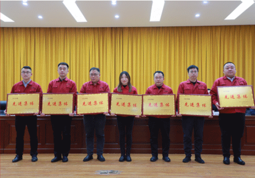 在熱烈的掌聲中，獲獎(jiǎng)代表上臺(tái)領(lǐng)獎(jiǎng)