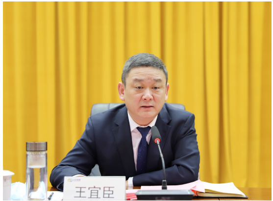 　橡膠公司黨委書(shū)記王宜臣主持會(huì)議，并就貫徹落實(shí)好會(huì)議精神提出要求，要堅(jiān)定不移講政治。要持之以恒嚴(yán)紀(jì)律。要鍥而不舍轉(zhuǎn)作風(fēng)。要全面融合強(qiáng)黨建。要深刻領(lǐng)會(huì)、準(zhǔn)確把握會(huì)議精神，積極謀劃新思路新舉措，全面落實(shí)“13335”工作總要求，為橡膠公司鞏固企穩(wěn)回升的向好趨勢(shì)，實(shí)現(xiàn)可持續(xù)發(fā)展作出積極貢獻(xiàn)。