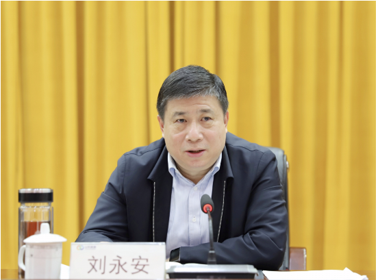 　棗礦集團(tuán)黨委委員、副總經(jīng)理劉永安出席會(huì)議并講話(huà)，指出，在過(guò)去一年中，橡膠公司認(rèn)真落實(shí)“疫情要防住、經(jīng)濟(jì)要穩(wěn)住、發(fā)展要安全”總要求，聚焦“轉(zhuǎn)型突破”主題主線(xiàn)，深入開(kāi)展守正創(chuàng)新、變革轉(zhuǎn)型、管理提升“三個(gè)年”活動(dòng)，團(tuán)結(jié)奮進(jìn)，努力拼搏，真抓實(shí)干，呈現(xiàn)出四個(gè)方面的特點(diǎn)，實(shí)現(xiàn)了平穩(wěn)有序發(fā)展。