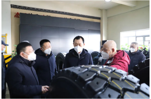 市長到訪輪胎企業(yè)，現(xiàn)場發(fā)錢