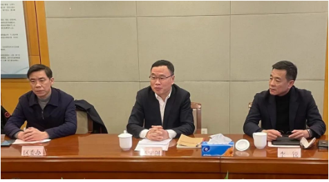　陳宇劍書記歡迎朱戟執(zhí)行副總裁等一行到訪閔行區(qū)委、區(qū)政府，并感謝卡博特在閔行深耕多年，為當地的發(fā)展作出了重要的貢獻。卡博特上海工廠也是中國改革開放后首家落戶上海吳涇的外資化工生產企業(yè)，成立于1988年，與華誼集團共同投資3000萬美元建成，當年被列為“上海市十大外商投資項目”，具有非常重要的歷史意義。閔行區(qū)致力于創(chuàng)造一流的營商環(huán)境，并將堅定不移地為卡博特這樣的優(yōu)秀企業(yè)做好服務，急企業(yè)之所急，支持企業(yè)持續(xù)實現高質量的發(fā)展，并祝愿卡博特未來的發(fā)展越來越好，不斷勇創(chuàng)歷史新高。