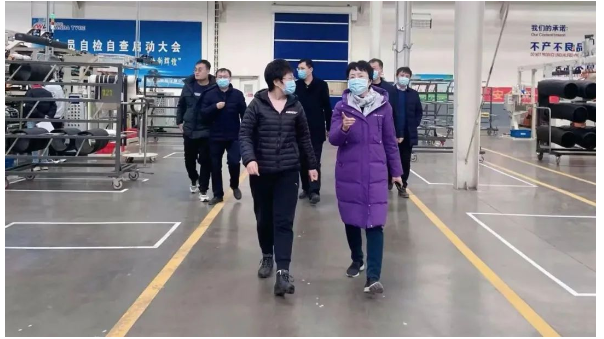 車轅車轍了解，1月31日上午，廣宗縣委副書記、縣長鄭曉燕萬達輪胎公司調(diào)研節(jié)后復工復產(chǎn)情況。