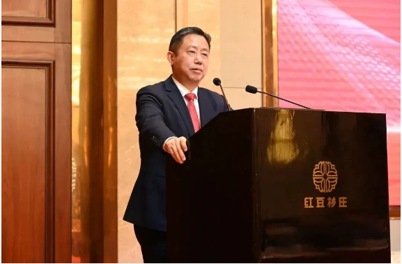 紅豆集團董事局主席周海江表示，面對新的一年，要充滿信心，積極把握中國經(jīng)濟快速恢復(fù)的新機遇，贏得主動，以三自六化推進企業(yè)高質(zhì)量發(fā)展，加快實現(xiàn)三個“關(guān)鍵速度”，即業(yè)績增長速度、科技產(chǎn)品創(chuàng)新速度、自身進化速度，做強業(yè)績，做大市值，為實現(xiàn)百億通用、千億紅豆添磚加瓦。