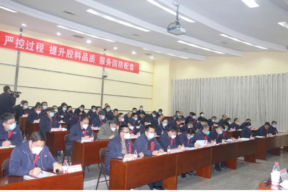 公司副總經(jīng)理魏穩(wěn)戰(zhàn)宣讀了2022年安全生產(chǎn)目標責任考核結(jié)果及安全風險抵押金兌現(xiàn)決定?？傉{(diào)度長、生產(chǎn)保障部部長程森禮傳達了集團2023年安全生產(chǎn)工作會議精神。延長橡膠、泰國公司和膠布制品分公司分別作了經(jīng)驗交流發(fā)言。