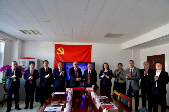 旗委書記王銀保率隊(duì)赴山東省，考察金谷集團(tuán)、二十黃家商貿(mào)有限公司、玲瓏輪胎股份有限公司、華東橡膠材料有限公司，2月4日，在華東橡膠材料有限公司簽約炭黑項(xiàng)目。
