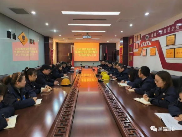 魏明還深入現(xiàn)場(chǎng)看望慰問(wèn)一線干部職工，并對(duì)生產(chǎn)車間的安全環(huán)保、設(shè)備運(yùn)行、工藝技術(shù)等進(jìn)行交流指導(dǎo)。