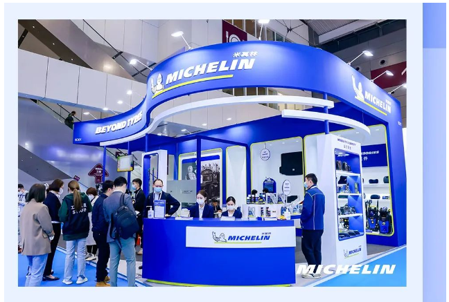 2022年底首發(fā)的米其林手機(jī)支架和車載吸塵器也以其獨(dú)具匠心的設(shè)計和出色的性能表現(xiàn)引起了市場關(guān)注。此外，米其林還展示了雨刮、車膜、緊急救援、洗車機(jī)、除味劑、生活時尚等超過10個品類的豐富產(chǎn)品。