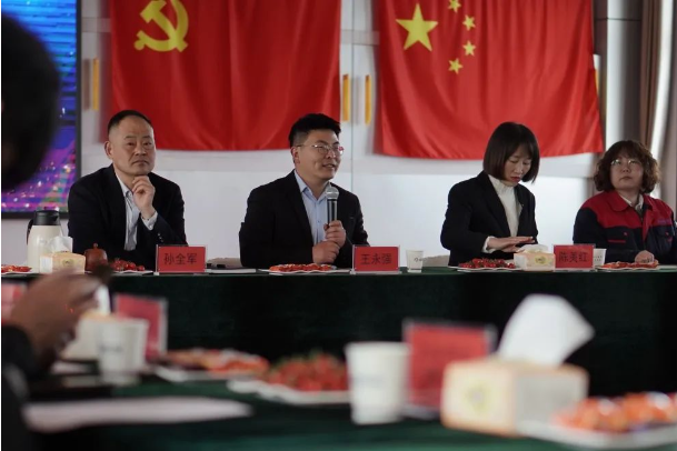 步入主會場，煙臺鑫泰電纜總經(jīng)理王永強主持會議并致歡迎辭。王永強首先對供應(yīng)商代表們的到來表示了歡迎。他表示供應(yīng)商作為鑫泰電纜重要的合作伙伴，是鑫泰電纜生產(chǎn)優(yōu)質(zhì)產(chǎn)品的源頭。一直以來，雙方秉承精誠合作、攜手共贏的理念，共同支撐起公平、公開、持久、健康的合作環(huán)境。通過本次供應(yīng)商大會的進一步深度交流，雙方將力爭最大化地實現(xiàn)“共創(chuàng)、共贏、共享”的供需合作關(guān)系。