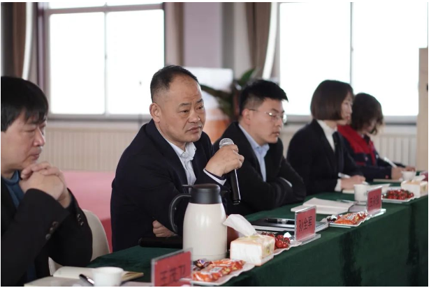 自由討論環(huán)節(jié)，鑫泰電纜生產(chǎn)總監(jiān)王茂衛(wèi)就其公司原材料采購?fù)袋c進行了詳細(xì)闡述。隨后部分供應(yīng)商代表交流發(fā)言，對行業(yè)整體發(fā)展形式做出自己的判斷，對鑫泰電纜提出了很多合理化建議。為感謝部分供應(yīng)商在鑫泰電纜經(jīng)營發(fā)展過程中所作出的積極貢獻(xiàn)，會上表彰了各類優(yōu)秀供應(yīng)商11家。