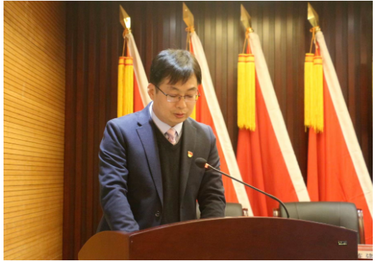 公司副總經(jīng)理魏穩(wěn)戰(zhàn)宣讀了《關(guān)于表彰2022年度先進(jìn)單位、先進(jìn)班組、先進(jìn)個(gè)人的決定》《關(guān)于西橡發(fā)展大討論建言獻(xiàn)策獎(jiǎng)》，并組織頒獎(jiǎng)。