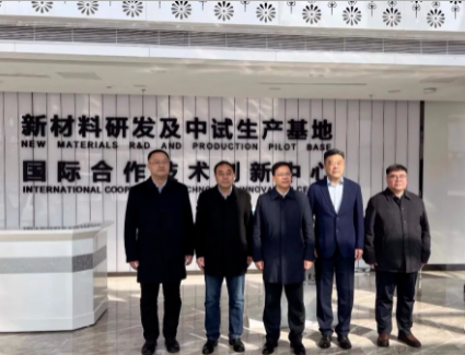 烏海市委書記唐毅帶領(lǐng)著一行人來到了青島黑貓研究院。