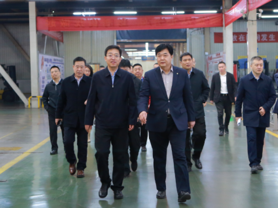山東省東營市工信局一行到訪了萬達寶通輪胎進行實地調(diào)研。他們深入了解了該公司的生產(chǎn)制造車間和生產(chǎn)經(jīng)營情況，并對其發(fā)展前景給予了充分的肯定。