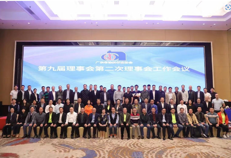 在會(huì)議的最后，黃開(kāi)名譽(yù)會(huì)長(zhǎng)提出了打造“好涂料 廣東造”的行業(yè)名片的建議，并呼吁全體理事單位，在后疫情時(shí)代，加強(qiáng)創(chuàng)新，抱團(tuán)發(fā)展。他希望協(xié)會(huì)能夠扮演更加積極的角色，為廣東省涂料行業(yè)的高質(zhì)量發(fā)展注入新的動(dòng)力。