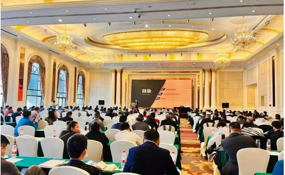 今年三月，2022年全國(guó)塑料著色與色母粒學(xué)術(shù)技貿(mào)信息交流會(huì)暨第二十九屆中國(guó)色母粒行業(yè)年會(huì)在重慶長(zhǎng)壽召開，本次會(huì)議由中國(guó)染料工業(yè)協(xié)會(huì)色母粒專業(yè)委員會(huì)主辦、重慶澳彩新材料股份有限公司、蘇州寶麗迪材料科技股份有限公司等18家中外企業(yè)協(xié)辦。吸引了來(lái)自全國(guó)各地的415名代表參加，涉及到260多家企業(yè)。