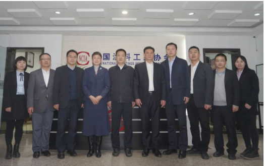 中國涂料工業(yè)協(xié)會與濮陽市人民政府進行了一次深入交流，雙方就可持續(xù)發(fā)展、濮陽綠色涂料產(chǎn)業(yè)園區(qū)建設(shè)及未來相關(guān)合作事宜展開了討論。這次會議，不僅加深了雙方的友好合作關(guān)系，更為濮陽的涂料產(chǎn)業(yè)的可持續(xù)發(fā)展注入了新的動力。