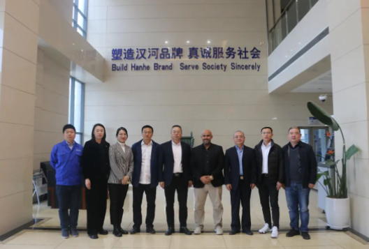 ACWA Power項(xiàng)目公司首席執(zhí)行官Thamer、ACWA Power中國辦事處供應(yīng)鏈主管，中能建國際建設(shè)集團(tuán)項(xiàng)目代表于近日到訪了漢纜股份有限公司。漢纜股份總經(jīng)理張林軍、副總經(jīng)理朱浩及各部門主要負(fù)責(zé)人在公司本部接待到訪一行，并展開座談交流。
