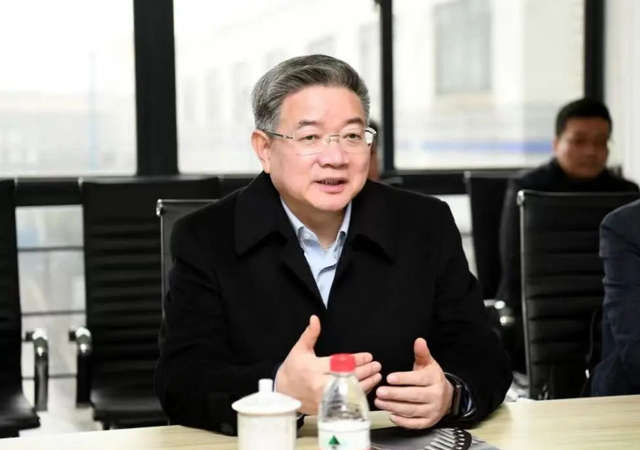 隨后，傅書記一行前往車間現(xiàn)場進行參觀，了解企業(yè)產(chǎn)品生產(chǎn)過程。一行人邊走邊看，途中傅書記鼓勵我們要立足自身優(yōu)勢，堅守主責主業(yè)，加強技術(shù)創(chuàng)新和產(chǎn)品研發(fā)，加快轉(zhuǎn)型發(fā)展步伐。