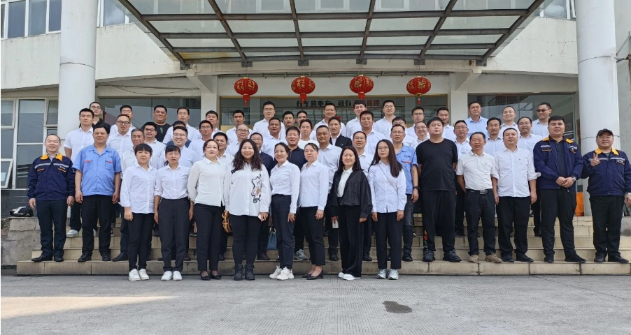 云膠集團阮林光、白進、張學(xué)明等領(lǐng)導(dǎo)一行47人赴新桂輪公司參觀交流。新桂輪董事長王定杰帶領(lǐng)公司中高層熱情接待。