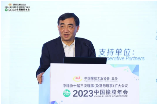 中橡協(xié)高級副會長、中策橡膠集團(tuán)股份有限公司董事長沈金榮發(fā)表了題為“后疫情時(shí)代的中國輪胎行業(yè)”的演講，引起了業(yè)內(nèi)廣泛的討論和關(guān)注。