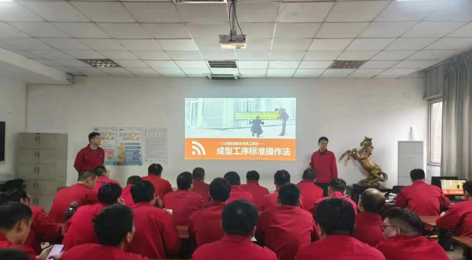 八億橡膠公司成型車間開展自教育實踐活動以來，通過結(jié)合車間實際情況，采取有力措施，推進(jìn)質(zhì)量管理工作，取得明顯成效。