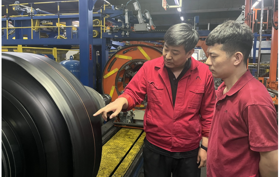 成型車間堅持周度質(zhì)量分析制度，建立成型車間質(zhì)量數(shù)據(jù)庫，在2022年質(zhì)量數(shù)據(jù)分析基礎(chǔ)上進(jìn)行更細(xì)化更深入的分析，準(zhǔn)確找到問題所在并及時對策解決，確保完成各項質(zhì)量指標(biāo)。