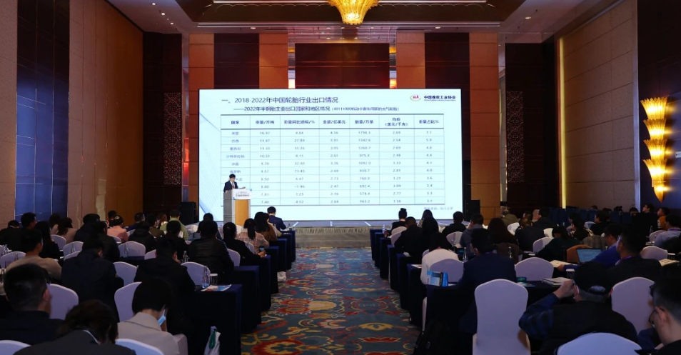 中國橡膠工業(yè)協(xié)會(huì)主辦的“2023中國橡膠年會(huì)”進(jìn)入第二天議程。會(huì)上，五位發(fā)言人就市場縱覽主題進(jìn)行了精彩的報(bào)告。內(nèi)容涉及我國乘用車替換胎市場需求增速、新能源車滲透率、歐盟及英國TBR“雙反”復(fù)審應(yīng)對、全球OTR輪胎市場展望等。