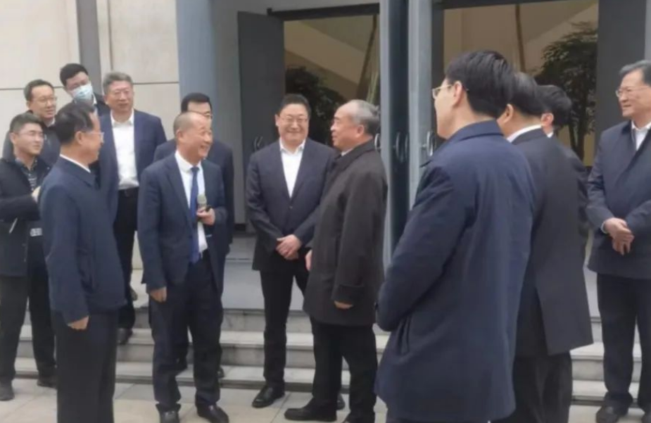 此外，林武書記強調，要著力營造一流營商環(huán)境，為企業(yè)和園區(qū)的發(fā)展提供優(yōu)質高效服務。他表示，安全生產責任重于泰山，企業(yè)要扛牢主體責任，嚴格落實安全生產各項制度要求。在此次調研中，還有省委常委、秘書長張海波，省直有關部門主要負責同志參加，新區(qū)工委書記孫永紅、董家口管委主任楊亦武、金能科技董事長秦慶平等陪同觀摩。
