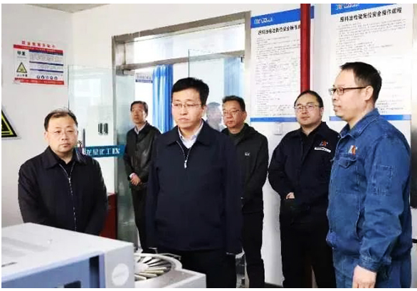 段堯剛、柴哲一行先后參觀了龍星化工股份有限公司發(fā)展規(guī)劃展廳、中央控制中心、實驗中心、炭黑及白炭黑生產(chǎn)線、中豪熙湖——龍星公園等地，并召開座談會。座談會上，龍星化工股份有限公司相關(guān)負責人介紹了企業(yè)概況及山西龍星碳基新材料循環(huán)經(jīng)濟產(chǎn)業(yè)項目進展情況，與會人員就加快項目建設(shè)進度進行了發(fā)言。