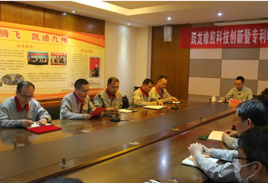 頒獎結(jié)束后，董事長劉新剛發(fā)表重要講話。他指出，專利工作是企業(yè)知識產(chǎn)權(quán)工作的一項(xiàng)重要內(nèi)容，加強(qiáng)專利保護(hù)能夠保證企業(yè)的經(jīng)營安全，同時企業(yè)通過生產(chǎn)、銷售自主知識產(chǎn)權(quán)產(chǎn)品，能夠提升企業(yè)形象，增強(qiáng)市場競爭力，對企業(yè)的發(fā)展壯大具有重要意義，希望大家在新技術(shù)、新產(chǎn)品的研發(fā)過程中重視專利的提煉，進(jìn)一步提高專利申請質(zhì)量，努力做好2023年度專利申請工作。