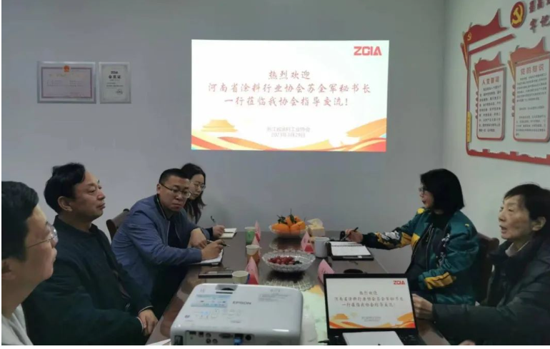 為加強(qiáng)兄弟協(xié)會(huì)之間的溝通，河南省涂料行業(yè)協(xié)會(huì)秘書(shū)長(zhǎng)蘇全軍一行4人于3月29日下午蒞臨浙江省涂料工業(yè)協(xié)會(huì)走訪(fǎng)學(xué)習(xí)。雙方就理事會(huì)建設(shè)、秘書(shū)處管理、服務(wù)政府及團(tuán)體標(biāo)準(zhǔn)等方面進(jìn)行交流，并分享各自的心得體會(huì)。