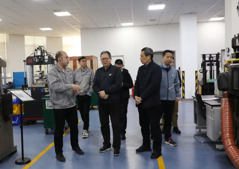 寧波市科協(xié)原主席陳文輝、副主席施英等一行日前到訪建新趙氏科技有限公司進行指導。