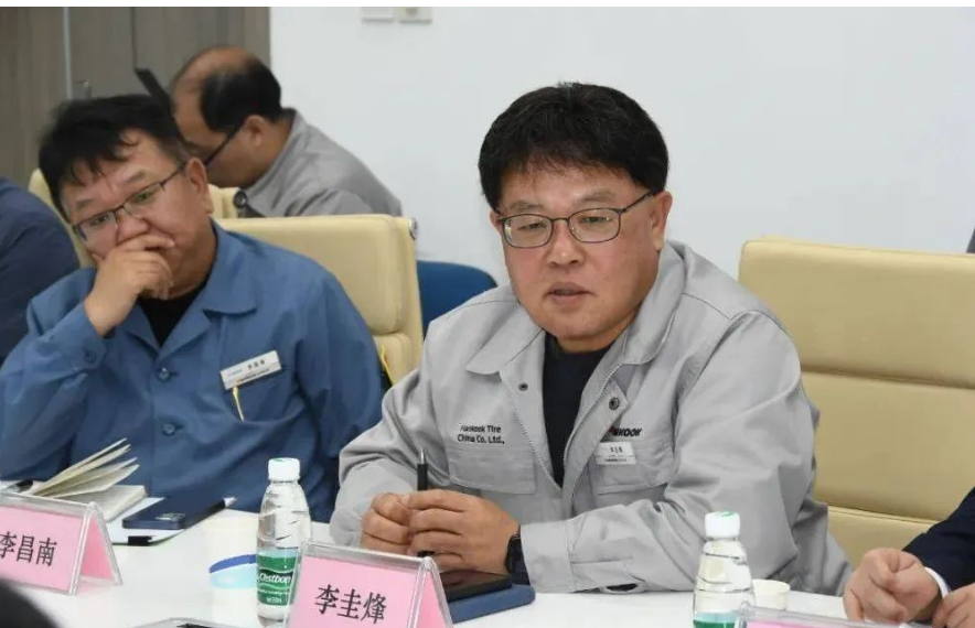 座談會(huì)上，李圭烽向盛榮生一行介紹了韓泰輪胎江蘇工廠的發(fā)展沿革、產(chǎn)品規(guī)格、產(chǎn)能概況、產(chǎn)品認(rèn)證、產(chǎn)線管理技術(shù)等方面內(nèi)容。