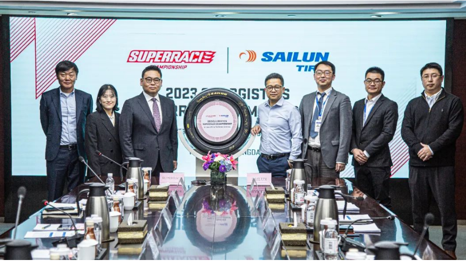 賽輪集團(tuán)與韓國SUPERRACE公司在青島舉行“2023年CJ LOGISTIC SUPERRACE CHAMPIONSHIP”賽事簽約儀式，賽輪集團(tuán)成為韓國最大賽事“CJ SUPERRACE GT CLASS”的獨(dú)家輪胎供應(yīng)商，這標(biāo)志著賽輪集團(tuán)賽事胎在國際化市場的開拓上邁出了堅(jiān)實(shí)的一步。
