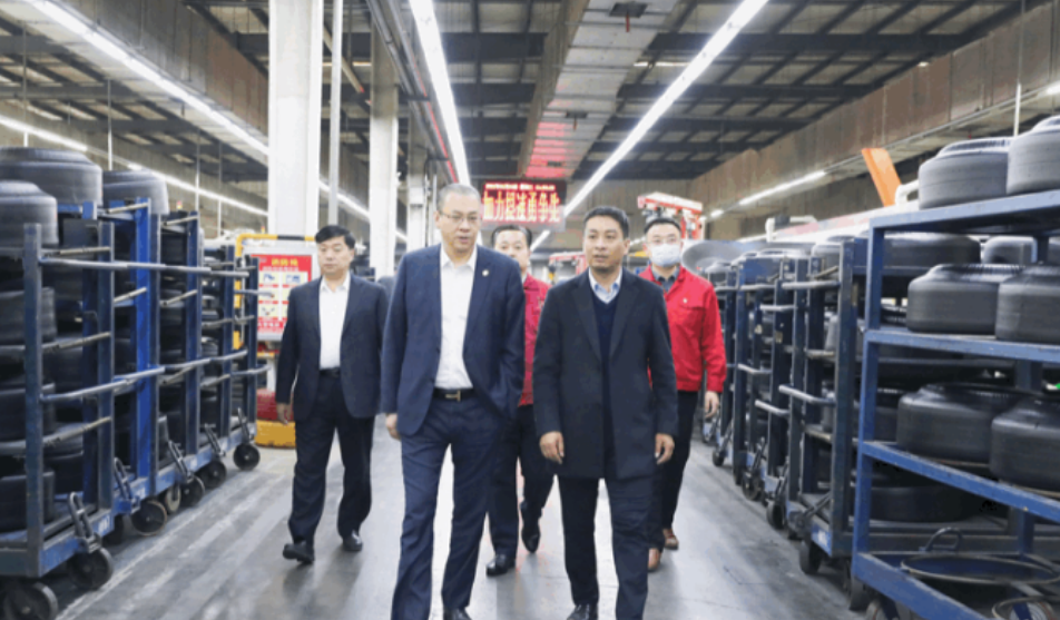 深圳市山東商會執(zhí)行秘書長陳振永一行到豐源輪胎公司進行了參觀交流。期間，陳振永一行還深入現(xiàn)場，實地查看了公司精益化生產(chǎn)及智能化存儲。