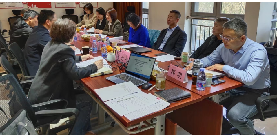 中國橡膠工業(yè)協(xié)會于上周在北京主持召開了團體標(biāo)準(zhǔn)送審稿的審查會，審查的三項標(biāo)準(zhǔn)分別是《自然硫化丁基橡膠防腐襯里》、《浸膠簾子布克重試驗方法》以及《鋼簾線單位產(chǎn)品能源消耗限額》。