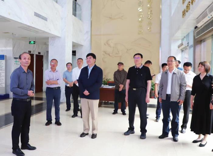 云南省政協(xié)副主席李學(xué)林一行到橡膠所調(diào)研了解海南省天然橡膠產(chǎn)業(yè)發(fā)展情況。中國熱科院副院長張以山陪同調(diào)研。