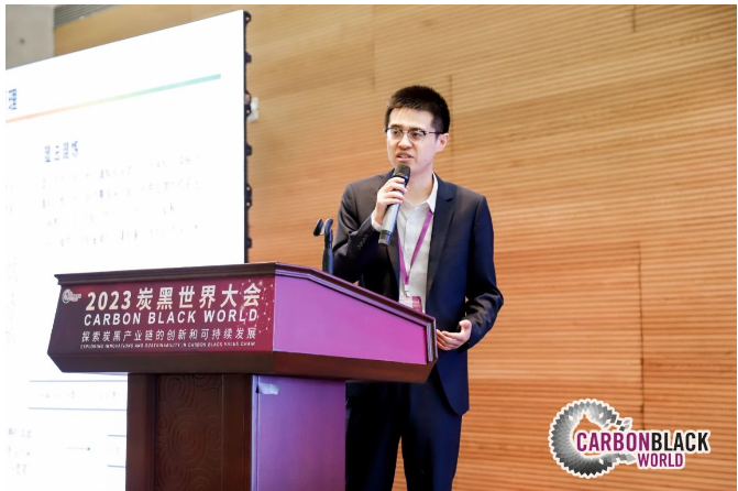青島黑貓?zhí)亢谘邪l(fā)主任工程師、高級(jí)工程師安魯作了以《炭黑/橡膠納米復(fù)合母膠在輪胎中的應(yīng)用》的報(bào)告。