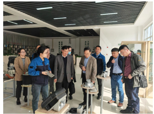 山東科技大學(xué)交通學(xué)院院長(zhǎng)莘嵩一行來(lái)到山東美晨工業(yè)集團(tuán)有限公司進(jìn)行參觀調(diào)研。本次交流中，雙方就開(kāi)展校企合作、培養(yǎng)高端人才、共建校企研究平臺(tái)、推進(jìn)“產(chǎn)學(xué)研”深度融合等進(jìn)行深入探討交流。
