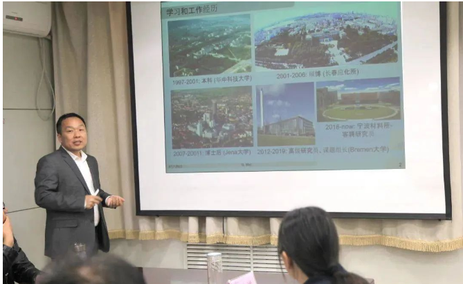 魏剛高級(jí)研究員是德國不來梅大學(xué)課題組長，歐盟研究委員會(huì)、德國科學(xué)基金、卡塔爾大學(xué)內(nèi)部科學(xué)基金、以色列科學(xué)基金、波蘭國家科學(xué)基金、德國洪堡基金會(huì)以及法國斯特拉斯堡大學(xué)萊恩基金會(huì)評審人，入選德國洪堡學(xué)者、卡爾蔡司學(xué)者，2022年入選材料科學(xué)領(lǐng)域全球前2%頂尖科學(xué)家。擔(dān)任SCI雜志Journal of Nanobiotechnology副主編，以及多個(gè)SCI雜志編輯和編委。主持德國科學(xué)基金、卡爾-蔡司基金等多個(gè)項(xiàng)目。