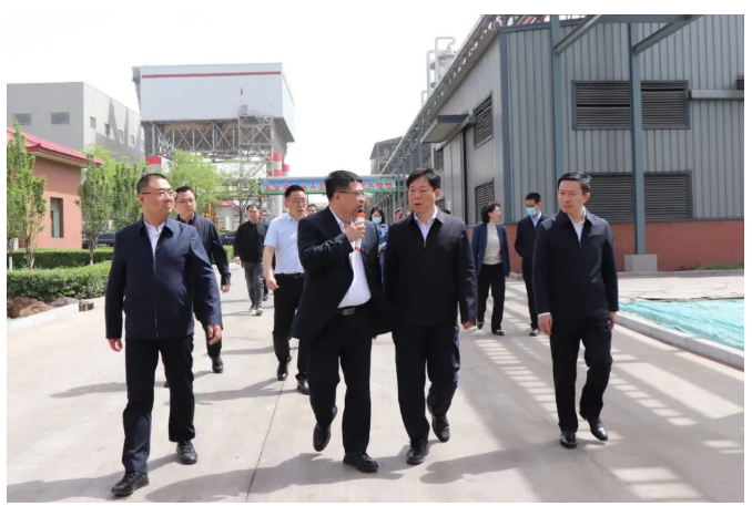 山西省太原市政府黨組成員、副市長(zhǎng)高德勝日前深入山西三強(qiáng)新能源科技有限公司(簡(jiǎn)稱“三強(qiáng)新能源”)進(jìn)行調(diào)研?？h委副書(shū)記、縣長(zhǎng)、清徐經(jīng)濟(jì)開(kāi)發(fā)區(qū)黨工委書(shū)記李福貴，清徐經(jīng)濟(jì)開(kāi)發(fā)區(qū)黨工委副書(shū)記、管委會(huì)主任陳曉勇也一同參加。