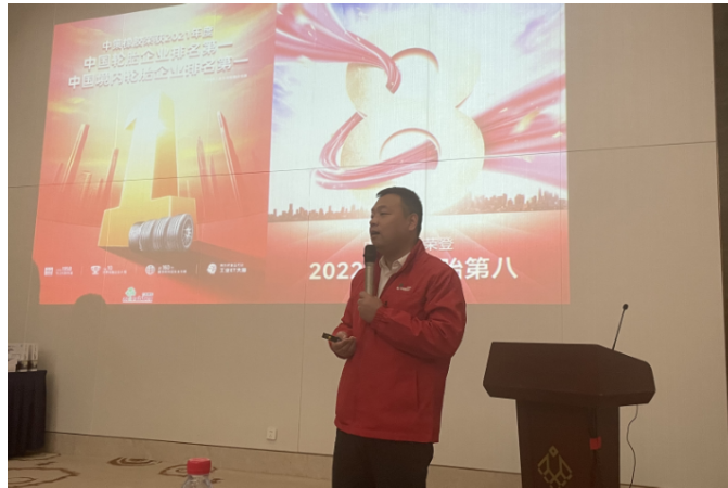 中策橡膠乘用車胎渠道科經(jīng)理王友忠在會議上針對渠道系統(tǒng)、1號的銷售進行了交流探討。1號增長迅猛，為零售商刷新業(yè)績奠定堅實基礎(chǔ)。得益于突破性的性能和極佳的服務(wù)，1號產(chǎn)品在高端輪胎市場地位日益穩(wěn)固，勢能積累放大，品牌價值持續(xù)提升，1號勢必將繼續(xù)保持市場強勢地位，打開發(fā)展新格局。