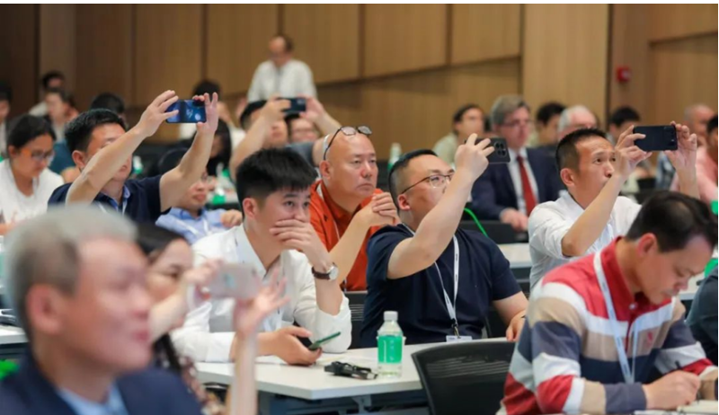 此次高峰論壇圍繞“綠色低碳、智創(chuàng)未來”的主題，業(yè)內知名專家學者分享了多個業(yè)內高精尖技術先進課題，現(xiàn)場反響熱烈，不少與會客商進行了積極互動，對業(yè)內目前存在的問題也進行了深入討論。