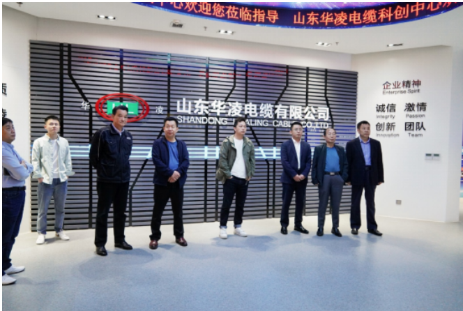 在山東華凌電纜有限公司，交流團(tuán)一行人首先參觀了電纜展廳。華凌電纜副董事長王兆波為大家介紹了華凌電纜的發(fā)展歷程、人才培育、產(chǎn)品研發(fā)及企業(yè)榮譽(yù)等情況。