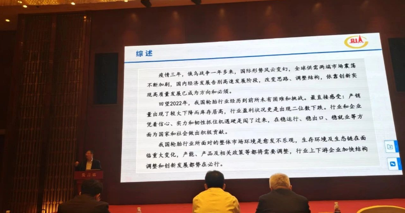 史一鋒指出，中國輪胎做大，并實(shí)現(xiàn)全球第一，離不開中國橡機(jī)行業(yè)的發(fā)展和支撐。下一步中國輪胎行業(yè)實(shí)現(xiàn)做強(qiáng)仍需要橡機(jī)行業(yè)再發(fā)力，需要雙方更緊密的合作來實(shí)現(xiàn)創(chuàng)新突破。
