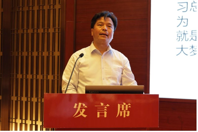 北京化工大學(xué)楊衛(wèi)民教授的報(bào)告是“輪胎設(shè)計(jì)與制造工藝裝備創(chuàng)新發(fā)展”，介紹了他從北京化工大學(xué)畢業(yè)后從事的橡膠機(jī)械開發(fā)、塑料機(jī)械開發(fā)，以及目前為輪胎制造裝備提出的創(chuàng)新設(shè)計(jì)理念。