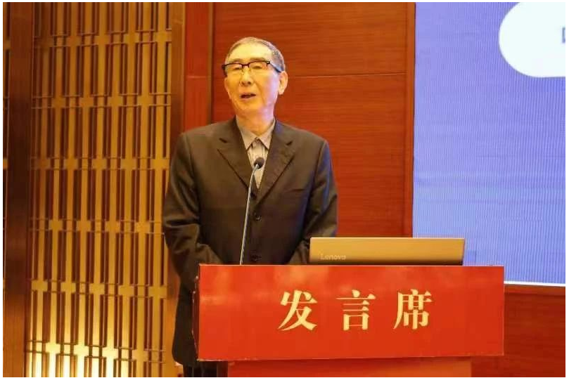 中國橡膠工業(yè)協(xié)會(huì)前會(huì)長范仁德帶來了“工業(yè)元宇宙與橡膠工業(yè)智能制造”的報(bào)告，他在報(bào)告中介紹了“元宇宙”是整合多種技術(shù)而產(chǎn)生的新型虛實(shí)相融的互聯(lián)網(wǎng)應(yīng)用，將虛擬世界與現(xiàn)實(shí)世界在經(jīng)濟(jì)系統(tǒng)上密切融合，并介紹了“元宇宙”在現(xiàn)代工業(yè)中的實(shí)際應(yīng)用。