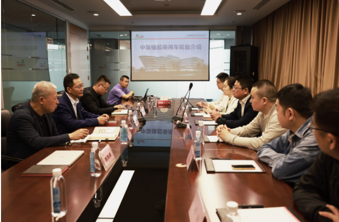 葛總在會晤中表示，中策橡膠集團是長安汽車的長期戰(zhàn)略合作伙伴，也是民族品牌陣營中的好伙伴、好戰(zhàn)友，2022年我們?nèi)〉昧溯喬テ髽I(yè)全球排名第八，中國排名第一的優(yōu)異成績，這樣的成績?nèi)〉秒x不開像長安汽車這樣的戰(zhàn)略伙伴的支持與信任。