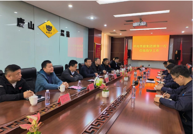 后，在座談會(huì)上，魏明表示，要在鞏固現(xiàn)有成績(jī)基礎(chǔ)上持續(xù)提升現(xiàn)場(chǎng)管理，積極與炭黑事業(yè)部及對(duì)口部門加強(qiáng)溝通對(duì)接，準(zhǔn)確把握市場(chǎng)需求及經(jīng)營(yíng)決策，實(shí)現(xiàn)產(chǎn)銷平衡，加快完成現(xiàn)階段煤氣對(duì)接，徹底解決燃料問(wèn)題，快速實(shí)現(xiàn)盈利。同時(shí)各車間要會(huì)算賬、算好賬，創(chuàng)造價(jià)值、干出效益。