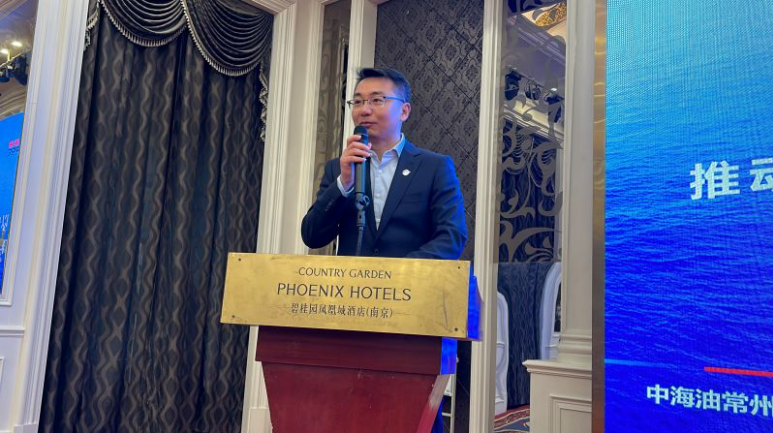 本次年會(huì)共設(shè)置了多個(gè)議題，中海油常州涂料化工研究院有限公司董事長(zhǎng)高楊作《以守正創(chuàng)新推動(dòng)涂料行業(yè)高質(zhì)量發(fā)展》演講，他表示常州涂料院守科研院所精神之正、創(chuàng)現(xiàn)代企業(yè)制度之新，形成了自己企業(yè)發(fā)展的思路。未來(lái)常住院將緊扣主責(zé)主業(yè)，突出核心能力建設(shè)，著力推動(dòng)科技創(chuàng)新;努力探索“低碳”轉(zhuǎn)型方向，融入海油發(fā)展“碳中和”產(chǎn)業(yè)鏈，推動(dòng)涂料新材料業(yè)務(wù)實(shí)現(xiàn)高質(zhì)量可持續(xù)發(fā)展，致力于打造中國(guó)涂料新材料行業(yè)“碳中和” 領(lǐng)軍企業(yè)。