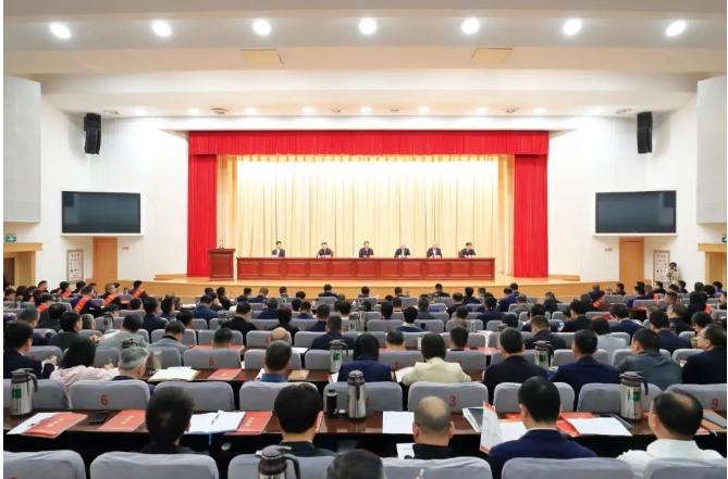 近日，臺州市舉行慶?！拔逡弧眹H勞動節(jié)暨表彰勞模先進大會。在此次大會上，天臺縣7位勞模和2個勞模集體受到了表彰。其中，浙江天鐵實業(yè)股份有限公司榮獲“2023年度臺州市勞動模范集體”稱號。